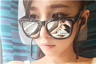 美女内涵图：在眼镜中你看到了什么?