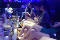 福利图片：我说你们这些妹子把地弄的好脏 真是的!