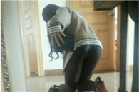 为了拍个好角度，妹子也是蛮拼的!