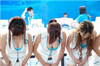 萌萌哒的妹子 小黄衣服真好看!