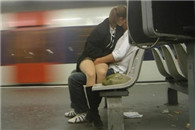 内涵图：哥你的手断了吗 怎么没看到你的手?