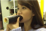 内涵图：妹子在为出国做准备 看样子不是去日本 应该是美国