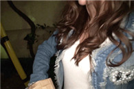 邪恶动态图：情人节快到了 美女收到了礼物!