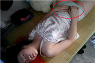 妹子你在电脑面前看什么 你手在干嘛?