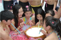 社会百态邪恶图片：好感人的 热心美女 我感动得我热血沸腾!