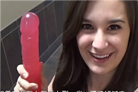 一妹子把按摩棒丢到隔壁去 最后一位妹子亮了