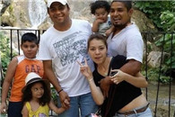 大胡子 你可要抓稳了哦 别让姑娘摔了。