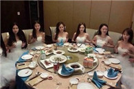 超级无敌 新娘团 赶紧吃吃完抱走！