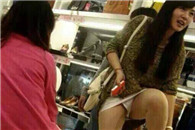 经常陪女朋友去逛鞋店也有好处的，进去就找个矮凳子坐下