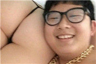 土豪金 我想知道怎么拍到自己的屁股的!