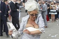 恶搞图片：街头大妈也疯狂