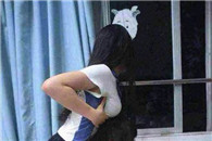 女人何苦为难女人，要砸就来砸哥的头吧