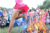 走光图片：跨过火就能去除你身上的晦气了!