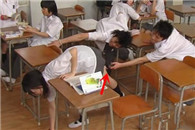 内涵图 你懂的：想当一盘雷锋上去帮她理好！