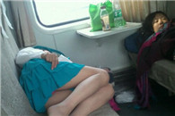 超级内涵图：火车上这一幕让我走不动路了。