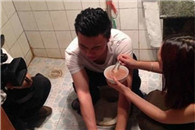 哥们你能吃得下吗还没让你脱裤子边拉边吃哦。