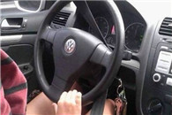 妹子教你安全带的正确用法这样就不会勒着咪咪了。