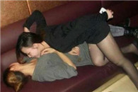 妹子示范正确坐姿与错误坐姿的区别！