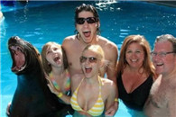 姑娘发黑了没有你这样光线很暗看不清楚。