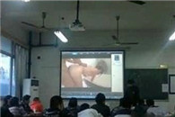 现在的学生都在教室里干这个事情了吗?