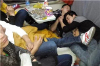 每一个在火车上睡过觉的人上辈子都是折翼的天使，请珍惜!