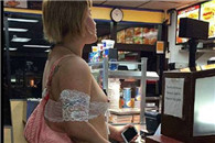 去买炸鸡偶遇一女子没有一点点防备，无法直视啊