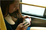 今天车上看这姑娘玩游戏看得入神坐过几个站了。