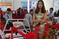 车模沦陷：给三轮车当车模委屈吗三轮车也是车啊！