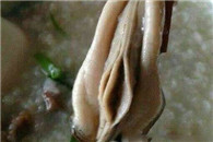 qq天空网gif动态图：这是什么美味啊传说中的鲍鱼?