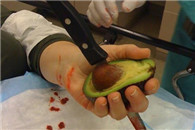 居然还有妹子在用翻盖手机觉得挺稀奇的于是多看了几眼!