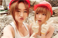 美女的排水管道坏了，水管工进场维修。