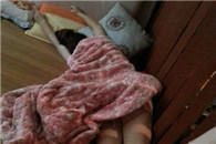 qq天空gif动态图片：我睡觉不占床有一点点空间就够了！