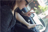 女司机就是这么屌一只脚能掌控离合器油门和刹车。