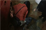 美女内涵图：美女尿急尴尬图片美女一定是憋急了吧!