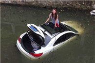 我能替你想到的就是赶紧自拍一张发朋友圈吧不然就白翻车了!