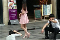 摄影师：你个小刺佬看到美女就拍!还在拍!