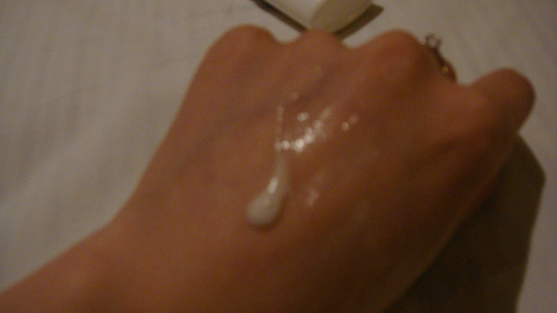 邪恶图片：美女你的左手咋啦 怎么好似乳白色的啊！.jpg