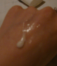 邪恶图片：美女你的左手咋啦 怎么好似乳白色的啊！