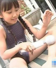 邪恶图片：姑娘你的瘦腿按摩器不错哦!