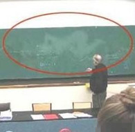 邪恶图片坏坏的老师 看你在黑板上花了个什么