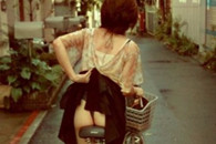 邪恶图片：女神骑自行车 是怎么使用裙子的?