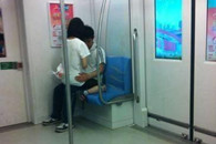 坐地铁提这么好看的手提包容易弄脏的。