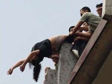 姑娘 跳楼跳的露底了!.jpg