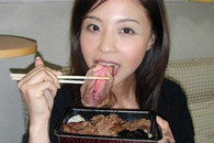 妹子你吃的什么啊?你真的吃得下去吗?我也想尝尝呢