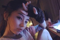 亮点图：美女都需要这样一只温暖的手套 毛茸茸的！