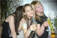 邪恶内涵图：妹子你们喝的是饮料呢还是饮尿呢?