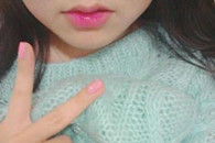 妹子这口红和指甲油的颜色刚刚好！