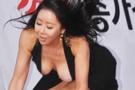 韩国爆乳女星摔跤走光!