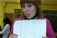 妹子真可怜 都已经饥渴到画鸡充饥的地步了