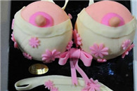 现在的甜品店推出情趣蛋糕，小朋友看了怎么把持得住啊